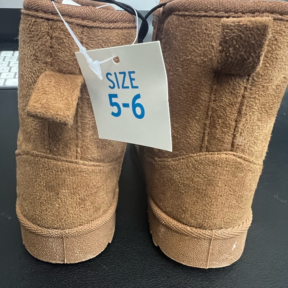 🆕Cozy Tan Kids Boots size 5 -6 infant/young toddler shoes /look like little uggs